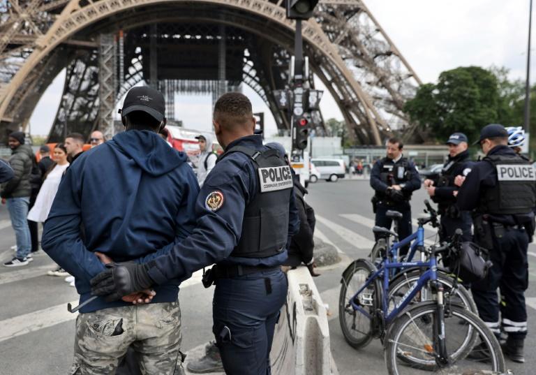 La police nettoie le pied de la Tour Eiffel des vendeurs à la sauvette et des cyclopousses