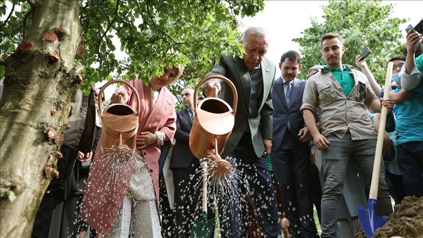 Erdogan sème les premiers plants du Parc du Peuple non loin de l'aéroport Ataturk