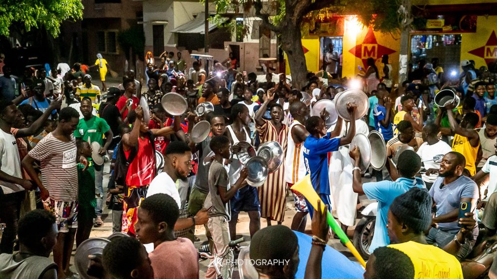 Au Sénégal, un concert national de casseroles et de klaxons dénonce la politique du président Macky Sall