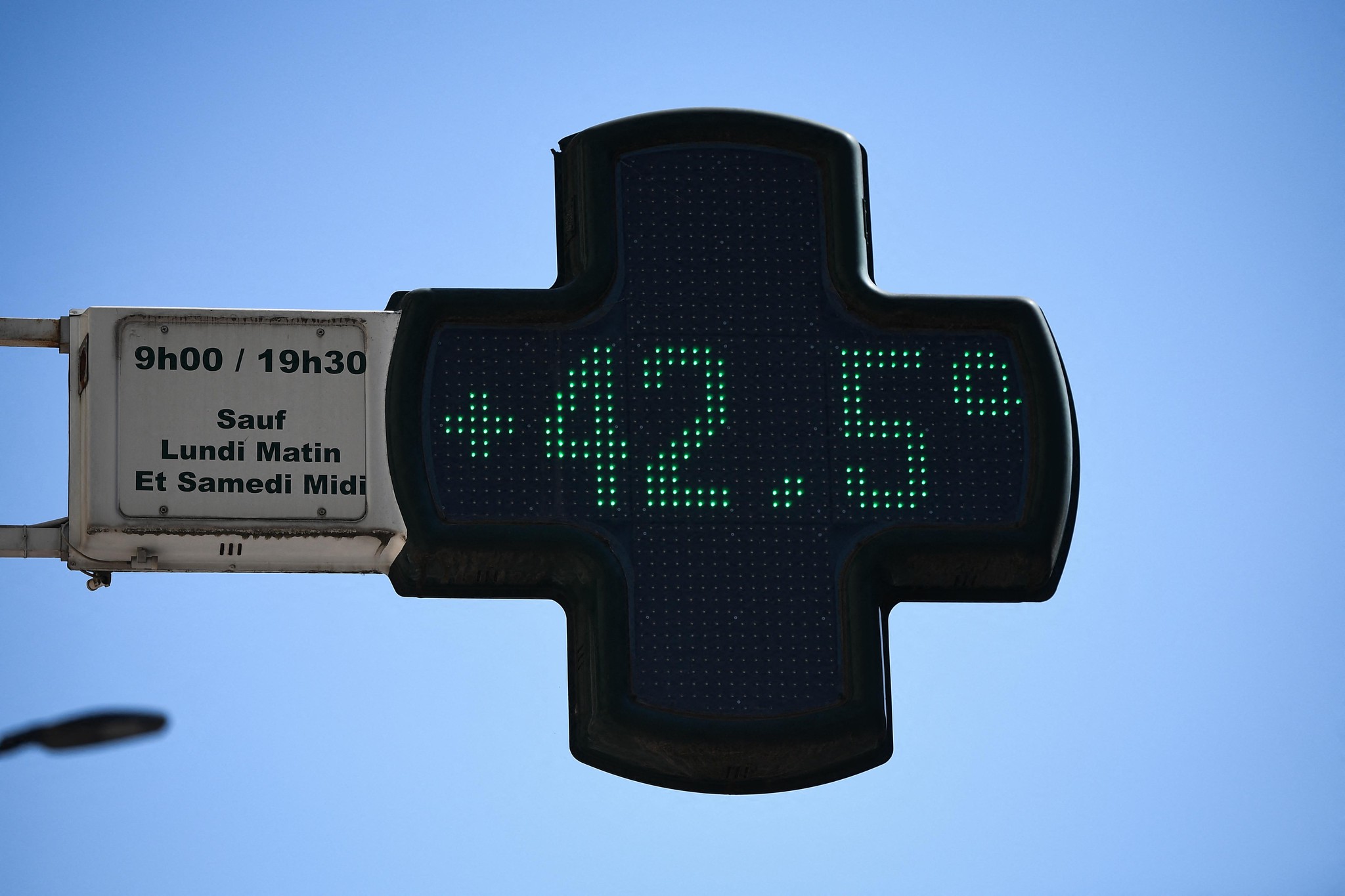 "Apocalypse de chaleur" lundi dans une France rouge canicule