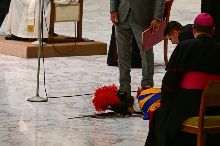 Un garde suisse évanoui devant le pape