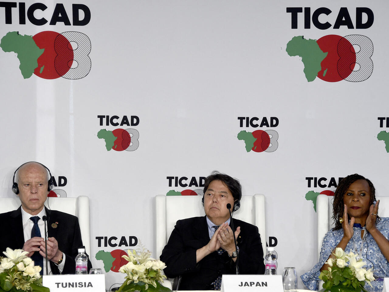 Le président tunisien (g) et le ministre japonais des Affaires étrangères