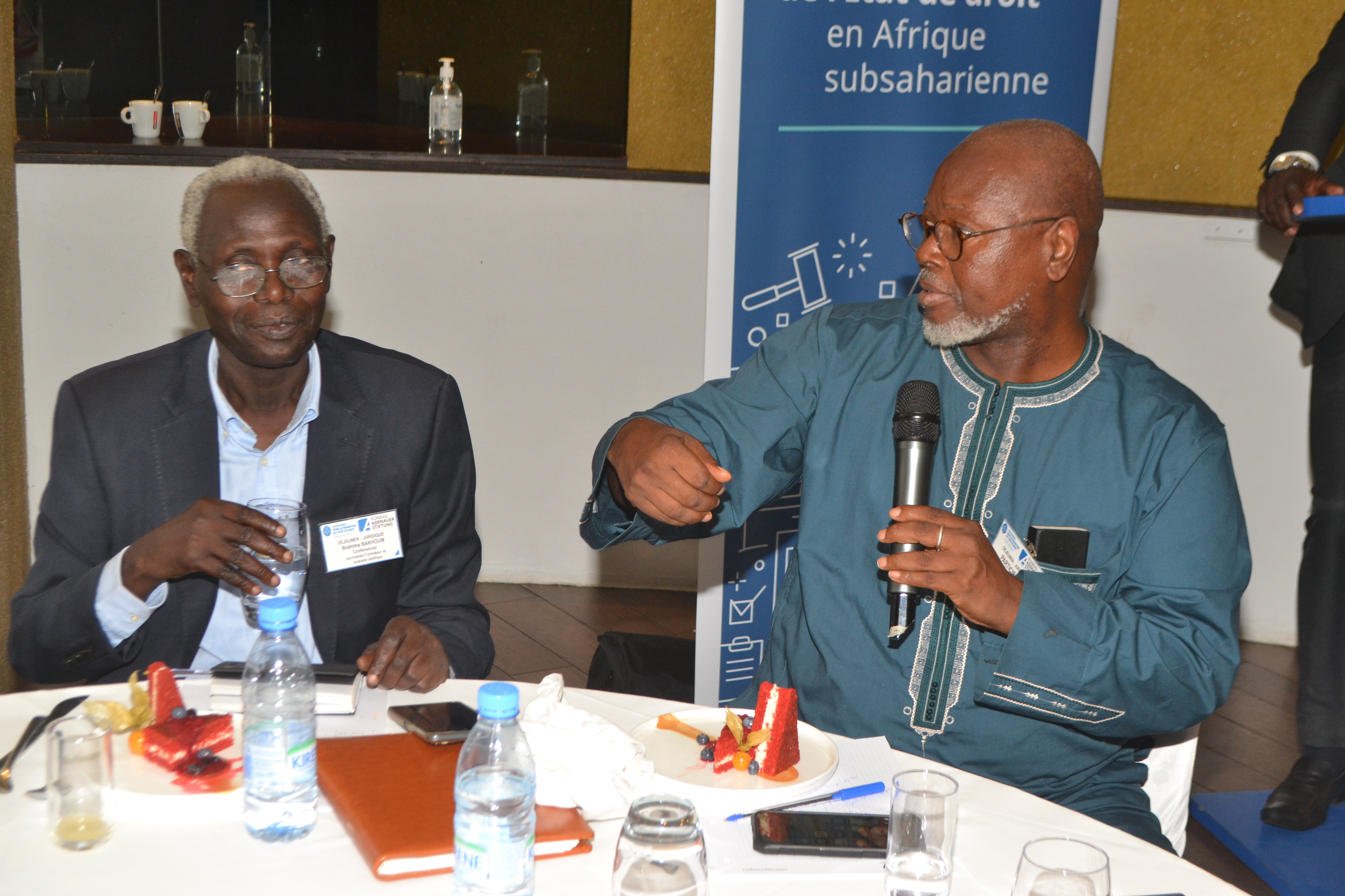 Le journaliste-formateur Ibrahima Bakhoum (G) et Alioune Tine d'Afrikajom Center au "Déjeuner juridique" de la Fondation Konrad Adenauer