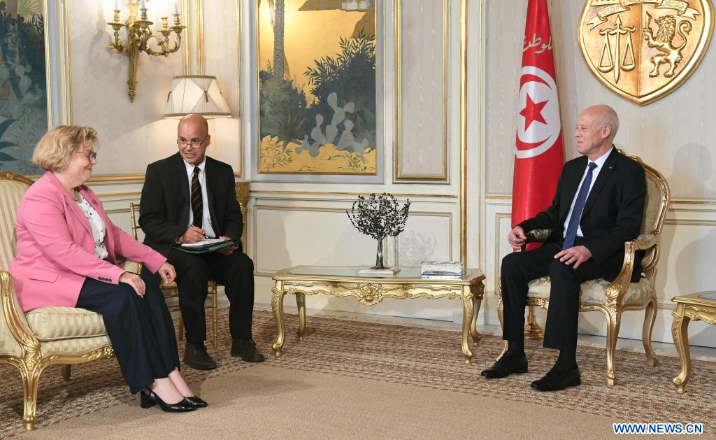Le président Kais Saied recevant à Tunis la sous-secrétaire d'Etat américaine aux Affaires du Proche-Orient, Barbara Leaf