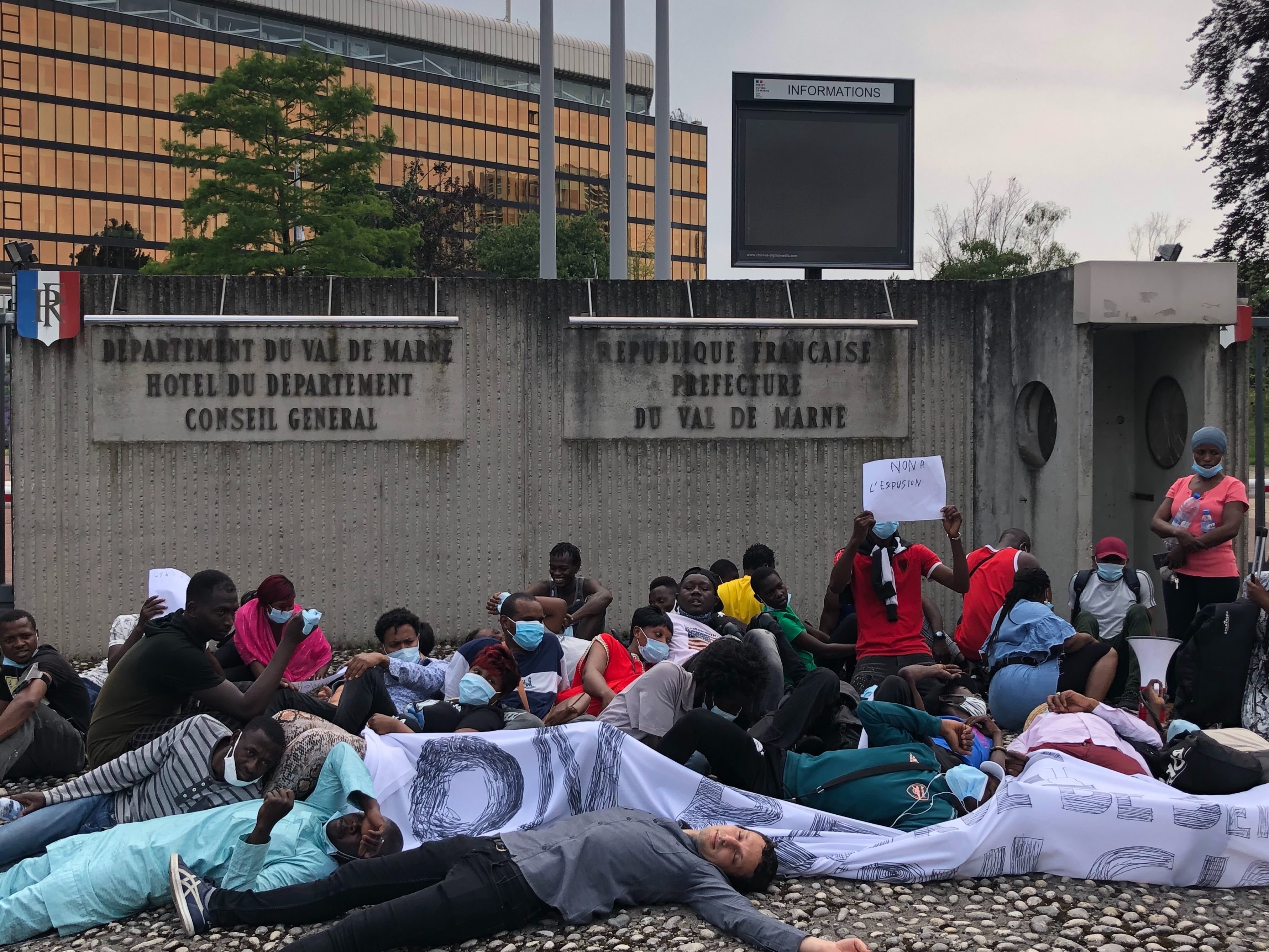 Les migrants menacés d'expulsion squattent devant la préfecture