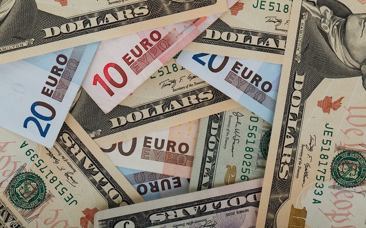 L'euro atteint un nouveau plancher depuis 20 ans face au dollar, sous les 0,99 dollar