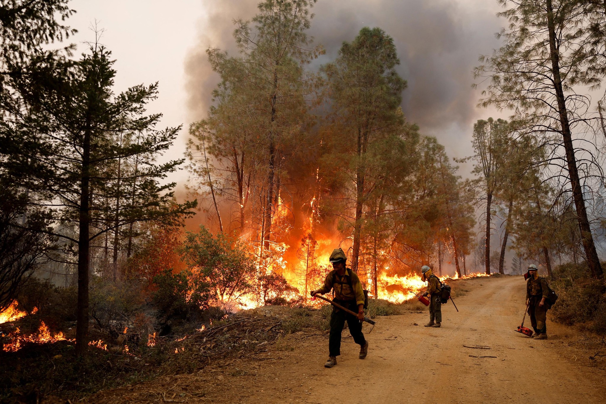 Californie - Les pompiers peinent à contenir un violent incendie