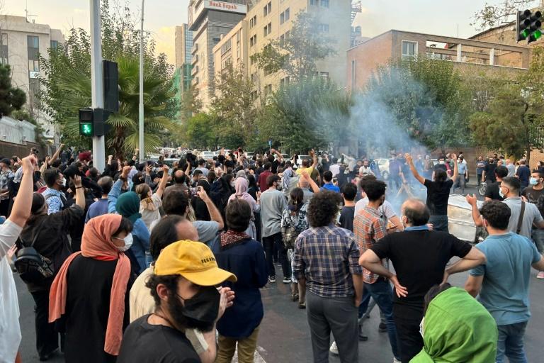 Iran: 3 morts dans les protestations contre le décès d'une femme détenue
