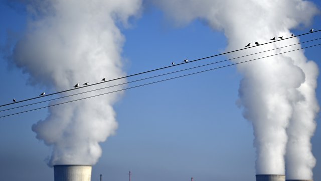 Crise énergétique : l'Allemagne maintient deux centrales nucléaires et fustige la France