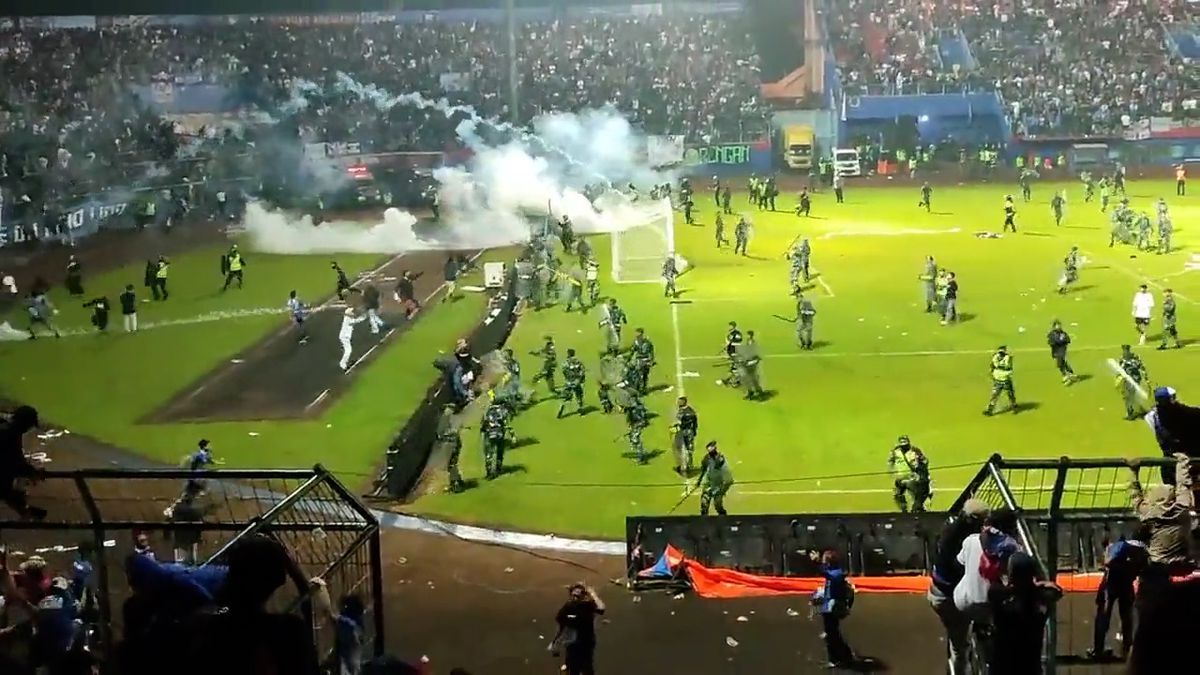 Indonésie: au moins 174 morts après un mouvement de foule dans un stade de football