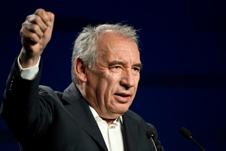 Face à "l'incroyable difficulté des temps", Bayrou "prêt" à être candidat en 2027