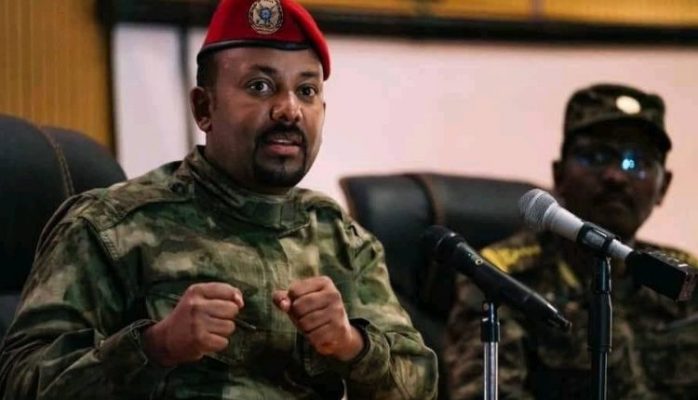 Abiy Ahmed, le chef du gouvernement éthiopien en treillis militaire