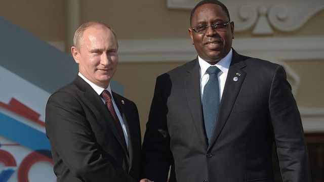 Vladimir Poutine avec Macky Sall,  président en exercice de l'Union africaine lors de sa visite en Russie