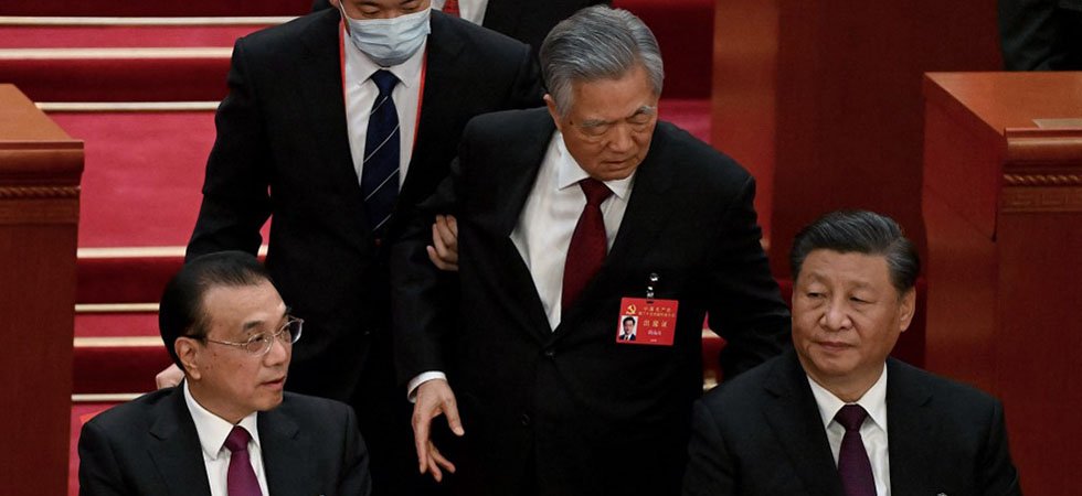 L’ex-président Hu Jintao escorté vers la sortie au congrès du PCC