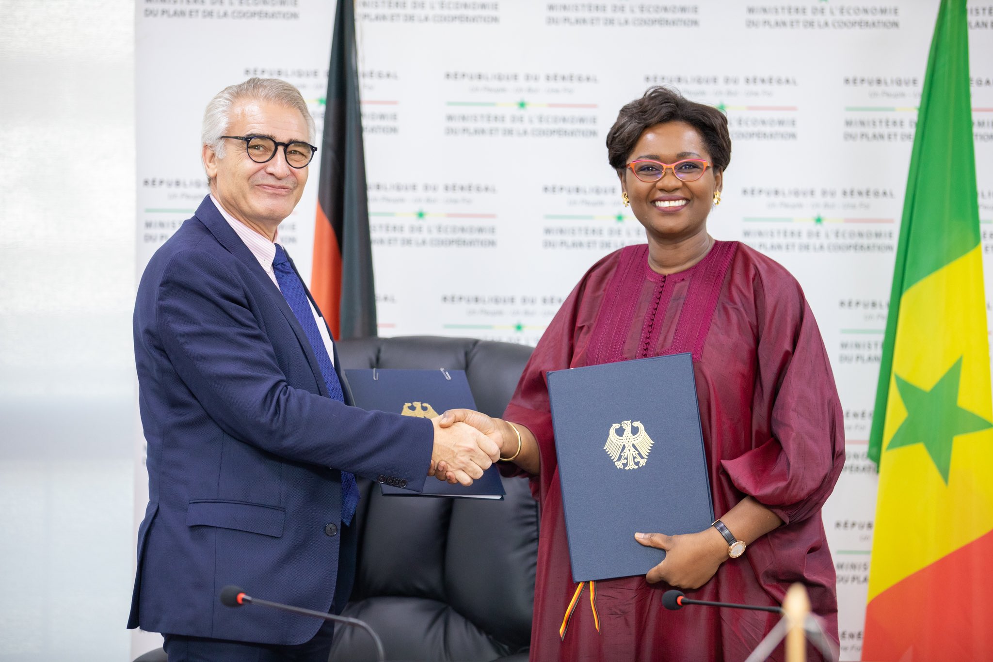 Oulimata Sarr, la ministre sénégalaise de l'Economie, du Plan et de la Coopération avec le représentant allemand