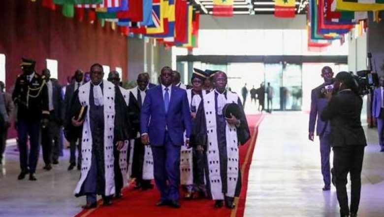 Macky Sall et des juges constitutionnels lors d'une cérémonie de prestation de serment