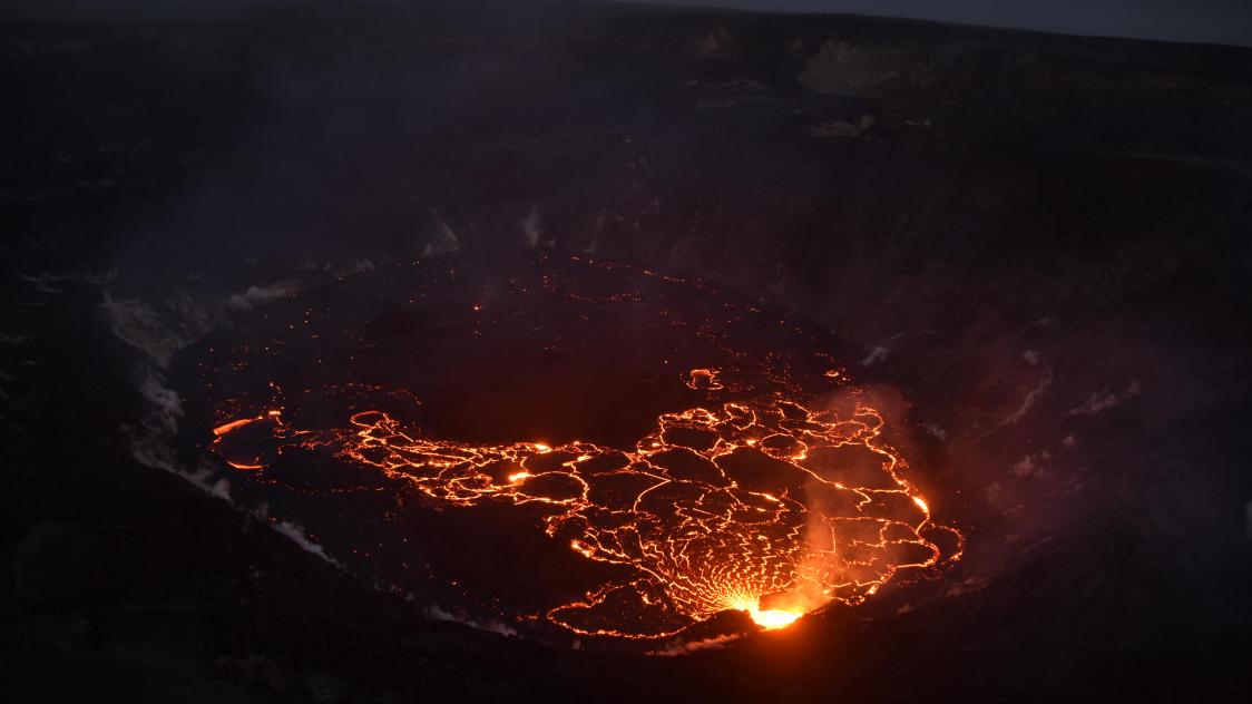 A Hawaï, le plus gros volcan actif du monde crache de spectaculaires fontaines de lave