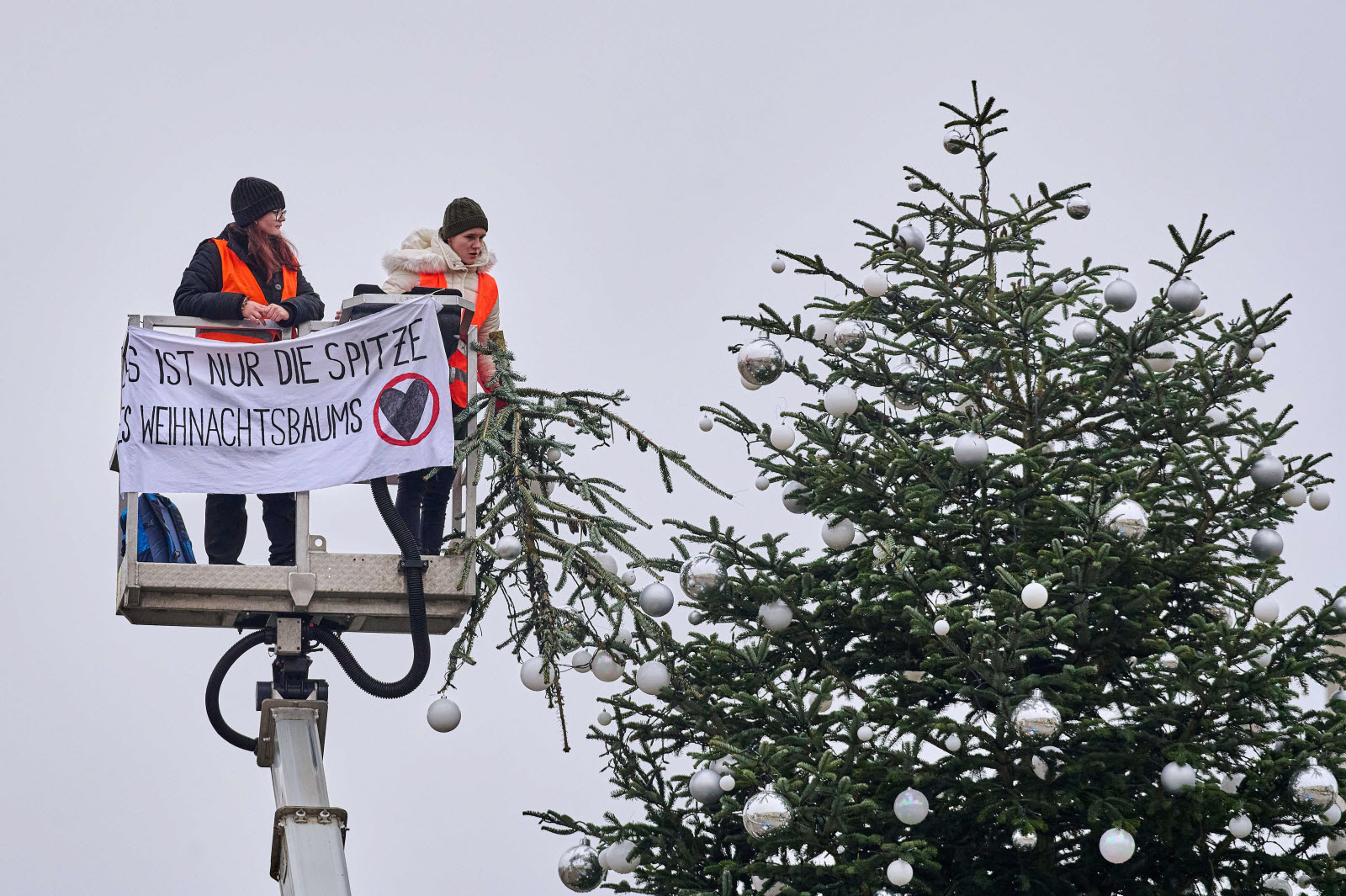 Action coup de poing - Des activistes du climat décapitent le sapin de Noël de Berlin