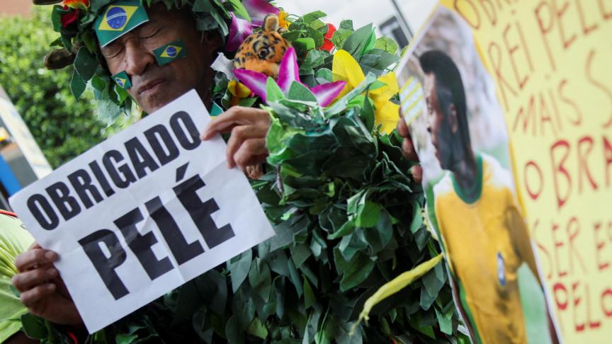 Les Brésiliens font leurs adieux au légendaire footballeur Pelé
