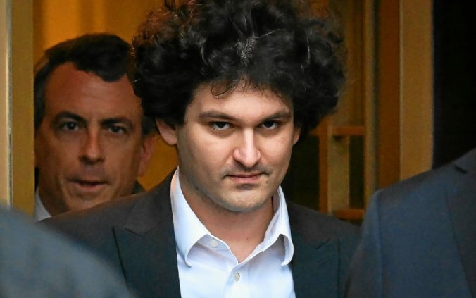 L'ex-magnat des cryptomonnaies Sam Bankman-Fried plaide non coupable de fraude à New York