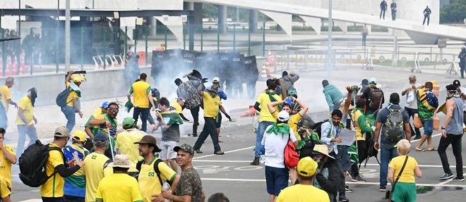 Brésil: des bolsonaristes envahissent le Congrès, le Palais présidentiel et la Cour suprême