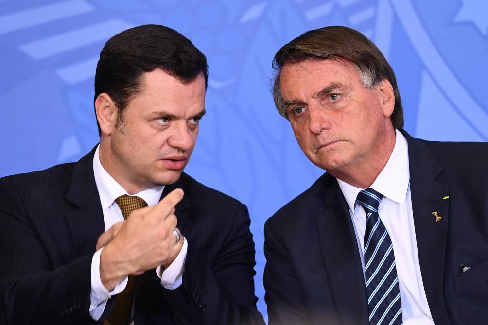 Anderson Torres, l'ex ministre de la Justice a (à gauche) arrêté, avec l'ancien président Jair Bolsonaro