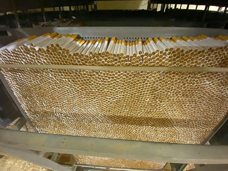 Démantèlement de la plus importante fabrique de cigarettes de contrefaçon en France