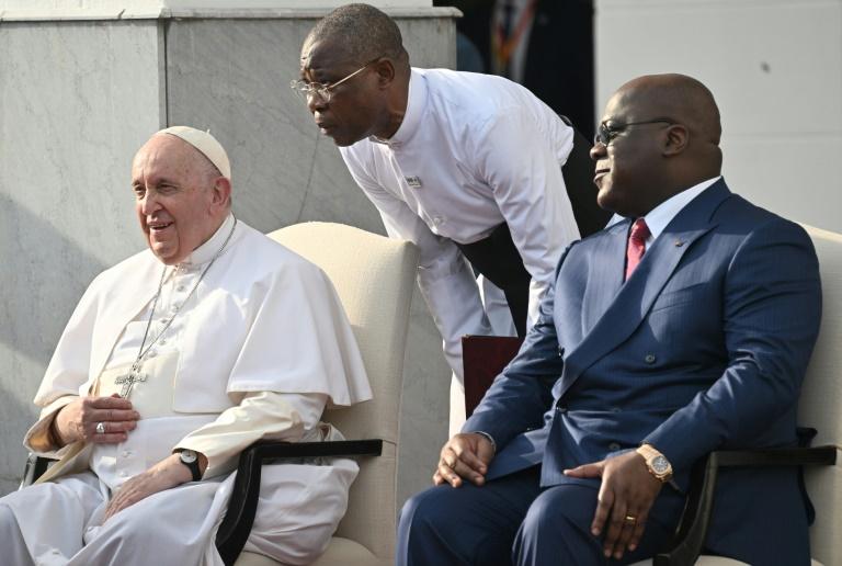 RDC: accueilli avec ferveur à Kinshasa, le pape François dénonce le "colonialisme économique"
