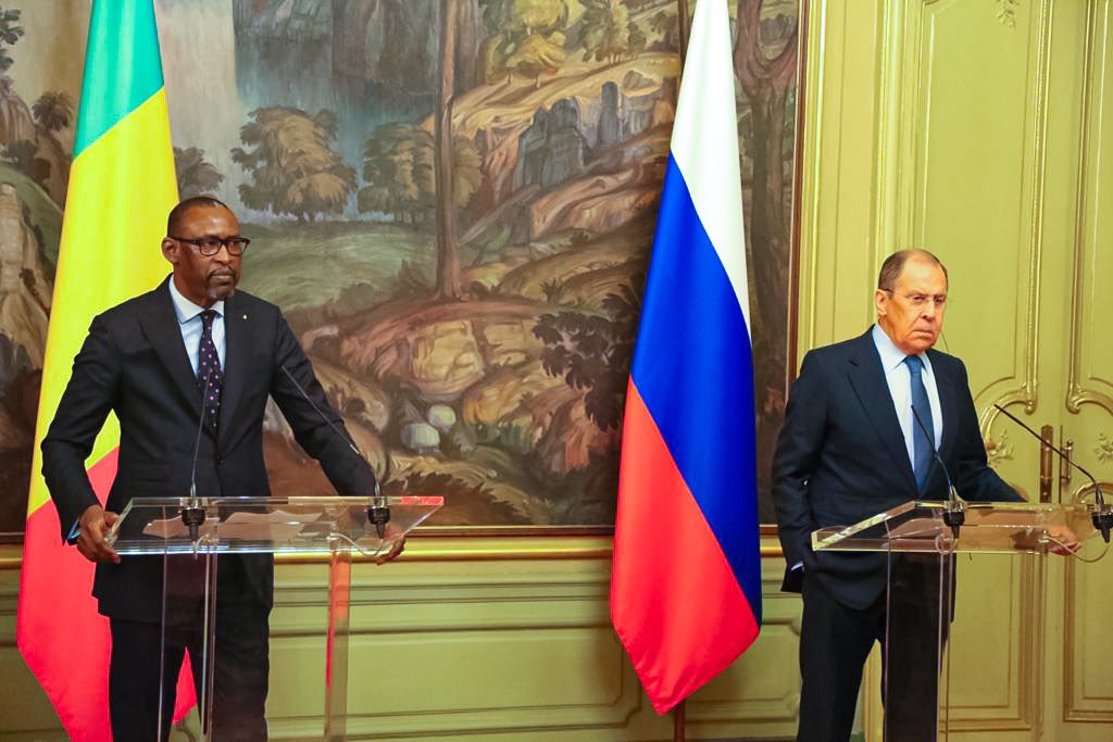 Les ministres malien et russe des Affaires étrangères Abdoulaye Diop (g) et Serguei Lavrov (illustration)