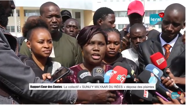 Nina Penda Faye, une des responsables du Collectif "Sunu'y milyaar du rees" au tribunal de Dakar pour déposer des plaintes citoyennes