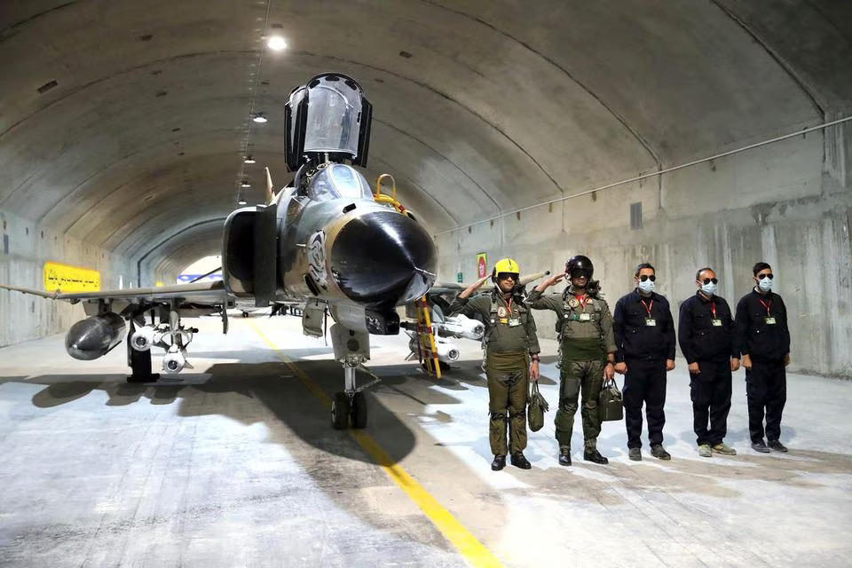 L’Iran dévoile une première base souterraine pour avions de chasse