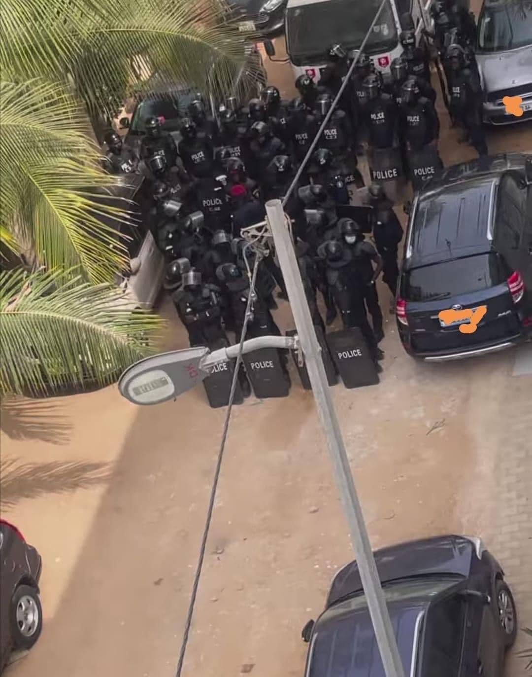 Des policiers barricadant le domicile d'Ousmane Sonko à Dakar le 16 février 2023