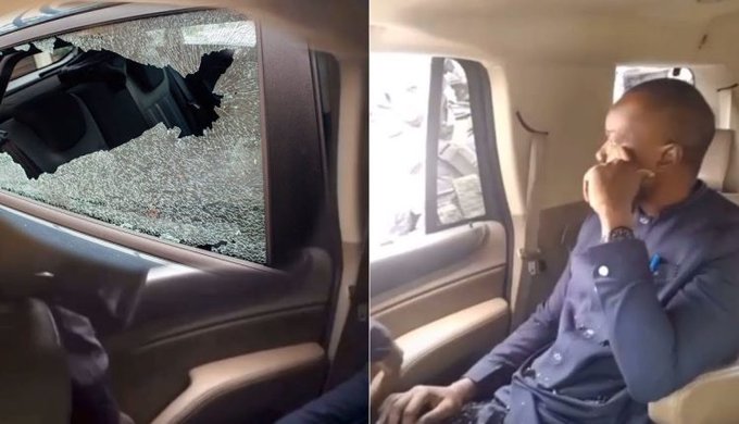 L'opposant Ousmane Sonko dans son véhicule aux vitres brisées, peu avant d'être conduit manu militari chez lui par des policiers, le 16 février 2023 sur la Corniche ouest à Dakar