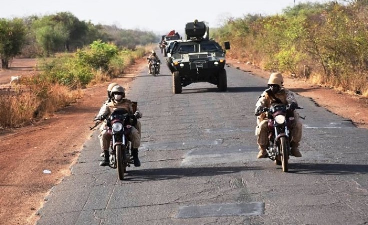 Des militaires burkinabè en zone rurale (image d'illustration)