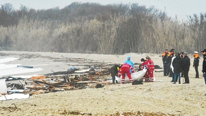 Naufrage en Italie: des cadavres de migrants échouent sur la côte