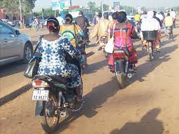A Ouagadougou, les femmes affirment leur indépendance par la moto