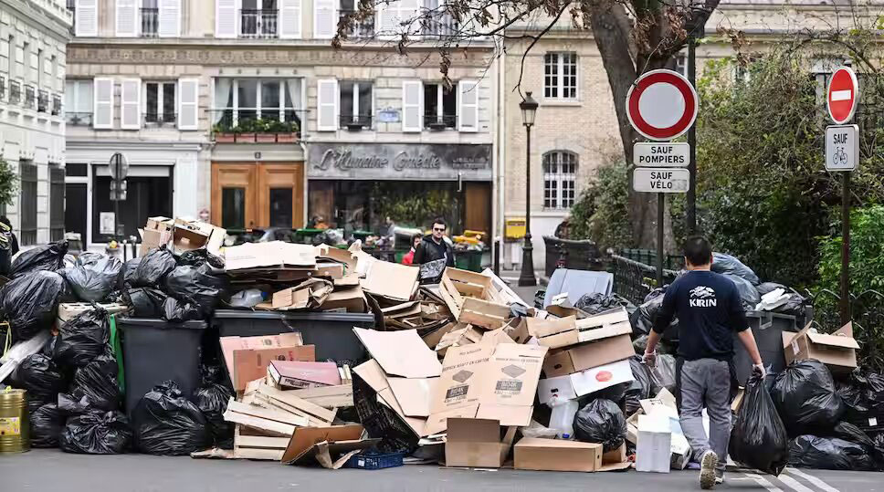 A Paris, capitale du tourisme mondial, on prend en photo les murs de poubelles
