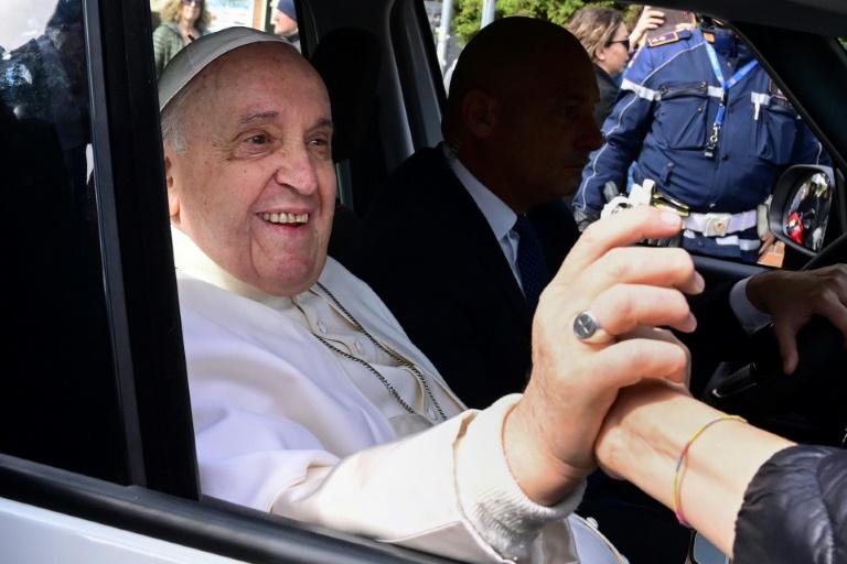 "Je suis encore vivant": le pape quitte l'hôpital en bonne forme