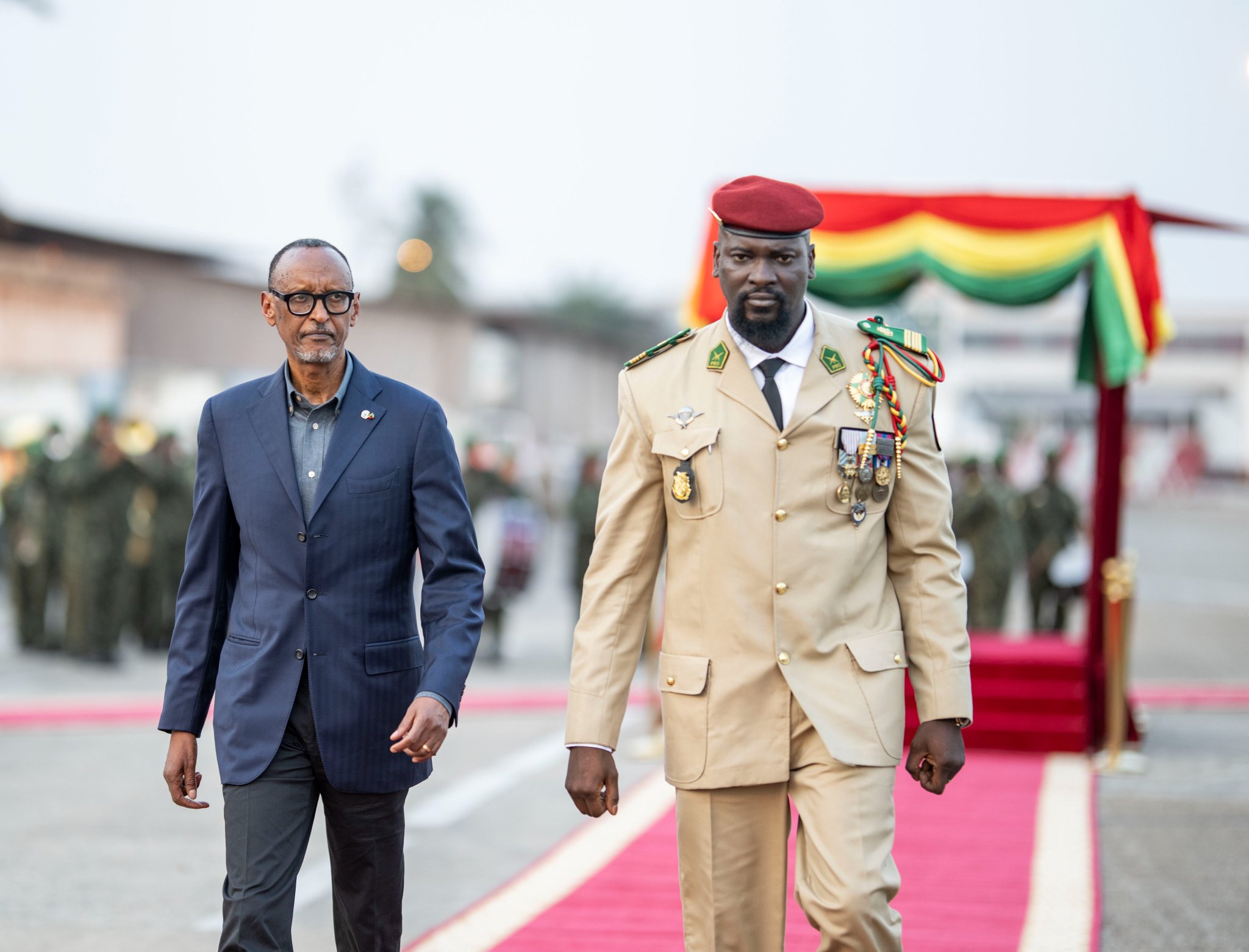 Paul Kagame accueilli à Conakry par Mamadi Doumbouya