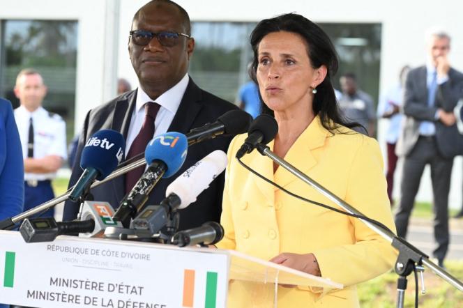 Chrysoula Zacharopoulou, secrétaire d'Etat française au Développement, aux côtés de Téné Birahima Camara, ministre ivoirien de la Défense