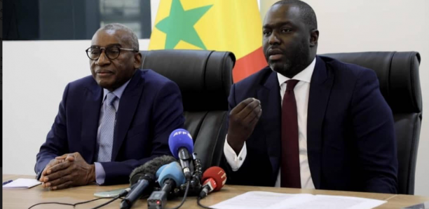 Les ministres Sidiki Kaba (g) et Abdou Karim Fofana lors de leur entrevue avec la presse étrangère le 25 mai 2023 à Dakar
