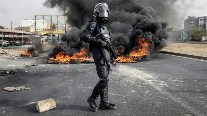 Sénégal : Les autorités doivent immédiatement arrêter les violences policières et rétablir les réseaux sociaux (Amnesty International)
