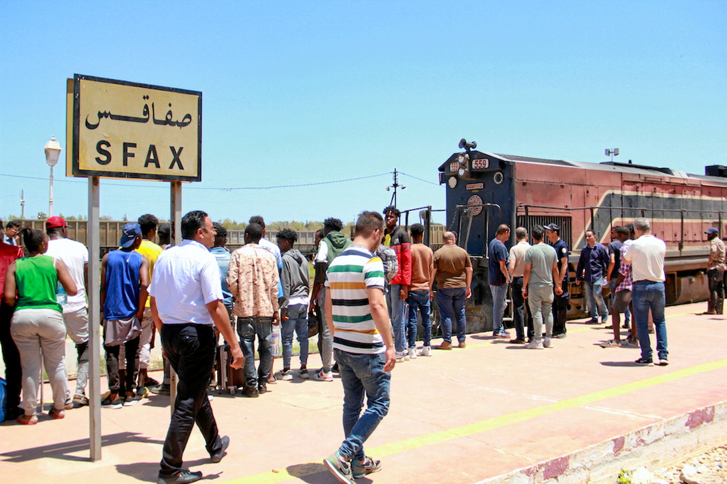 TUNISIE – Des Subsahariens expulsés de Sfax vers le désert