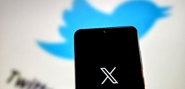 Twitter se fait rebaptiser X et s’affiche avec un nouveau logo