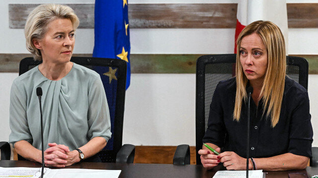Ursula von der Leyen (g) et  Giorgia Meloni, la chef du gouvernement italien