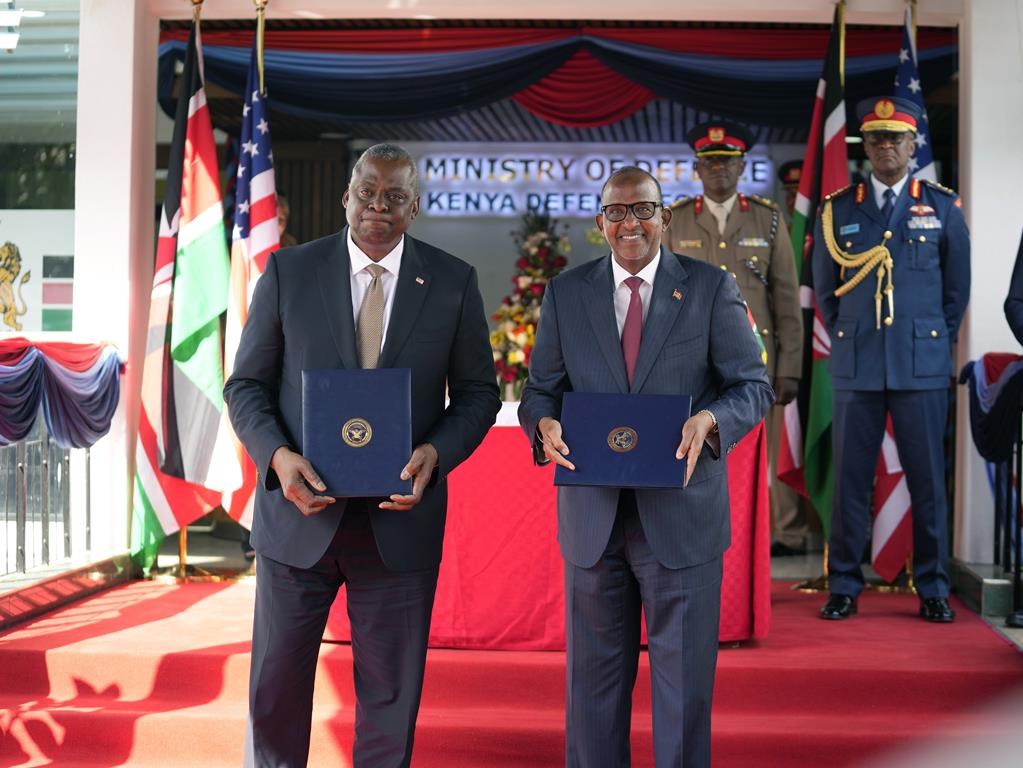 Le secrétaire américain à la Défense Lloyd Austin et le ministre kenyan de la Défense Aden Dual tiennent des copies de l’entente signée pour venir en aide à Haïti, le 25 septembre à Nairobi, au Kenya.