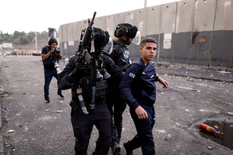 Un jeune palestinien arrête en Cisjordanie