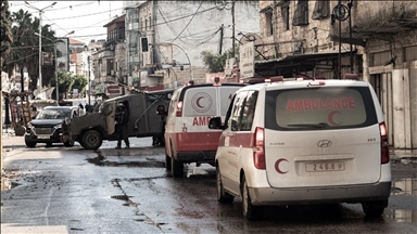 Des ambulances bloquées par des véhicules militaires de l'Occupant