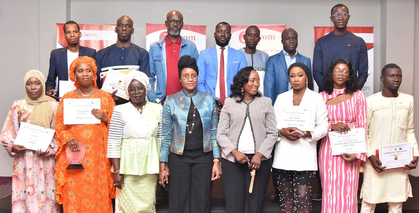 Lauréats des Prix E-jicom 2023 et membres du jury lors de la remise des prix le 16 décembre 2023