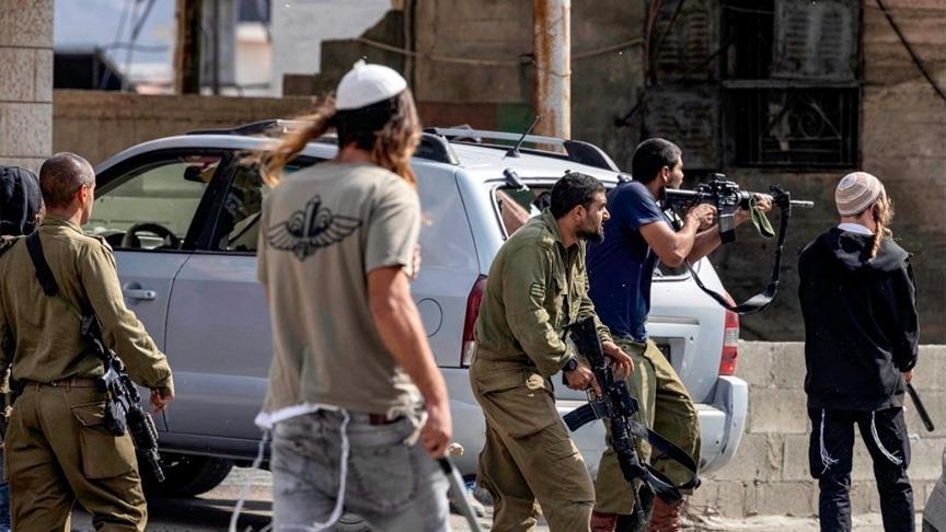 Des colons armés en compagnie de policiers en Cisjordanie occupée